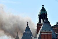 V Londýně vzplál luxusní hotel Mandarin Oriental. Mohli za obří požár pokrývači?