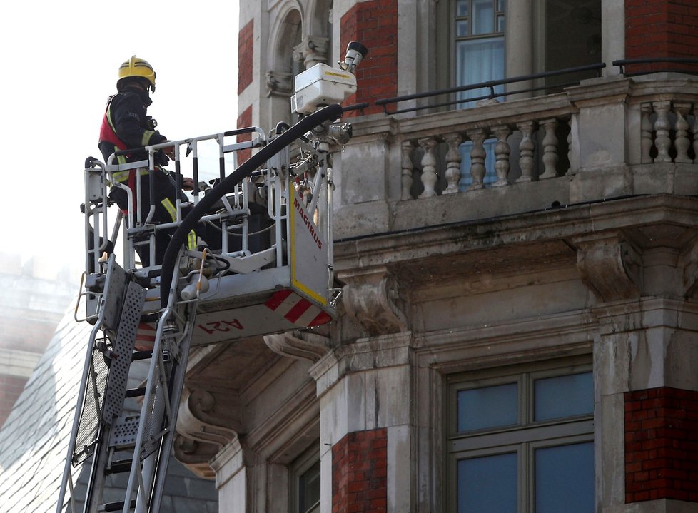Více než stovka hasičů bojuje s požárem luxusního hotelu v centru Londýna. Ze střechy budovy stoupá hustý dým
