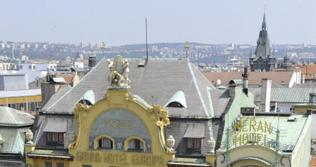 Pohled z výšky na hotely Evropa a Meran na Václavském náměstí v Praze