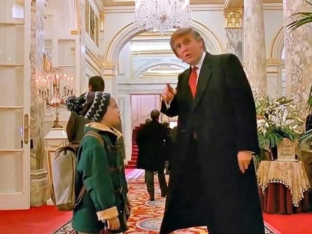 V druhém díle si zahrál i majitel hotelu Plaza, současný prezident Donald Trump.