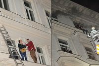 Při požáru hotelu v centru Prahy zemřeli 4 lidé: Hořet začalo od auta?
