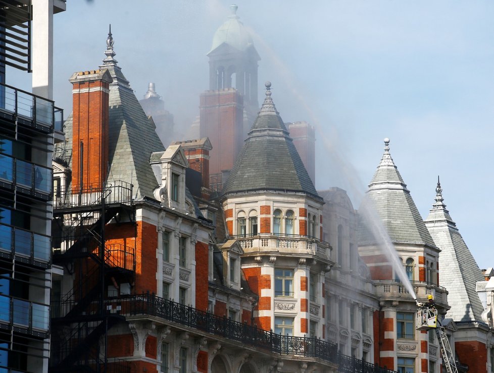 V Londýně hoří hotel Mandarin Oriental