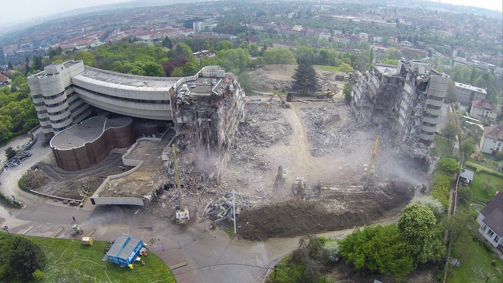 Hotel mizel před očima závratnou rychlostí. (22. dubna 2014)