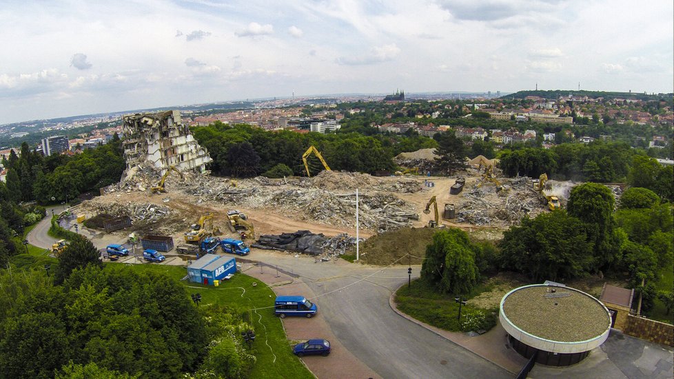 Po skoro čtyřicetiletém hotelu nezbylo nic. (3. června 2014)