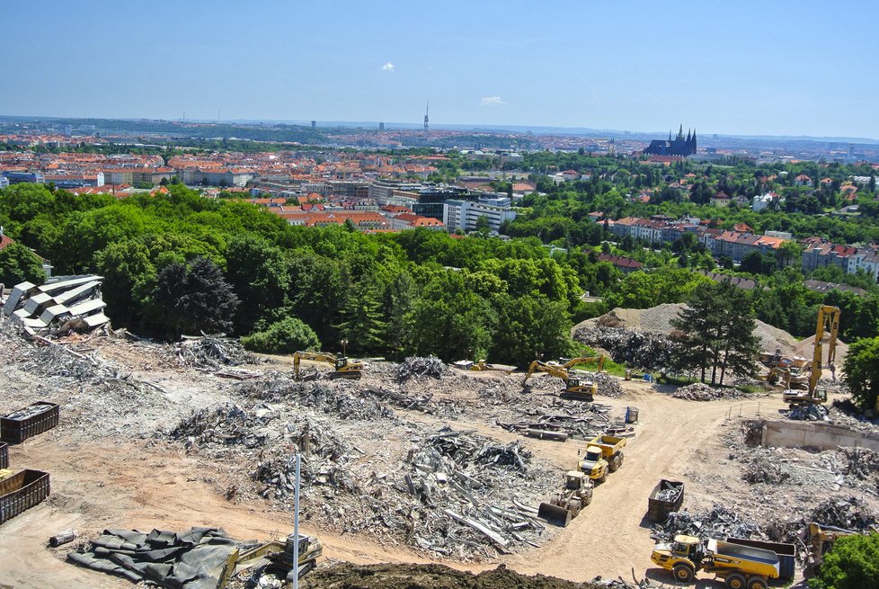 Tři měsíce stačily k vymazání luxusního komunistického hotelu Praha v pražských Dejvicích z povrchu zemského. (Snímek z 8. června 2014)