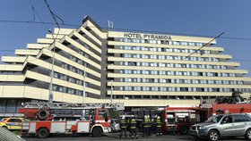 Hasiči dnes dopoledne kvůli požáru evakuovali 300 hostů a 20 zaměstnanců pražského hotelu Pyramida. 