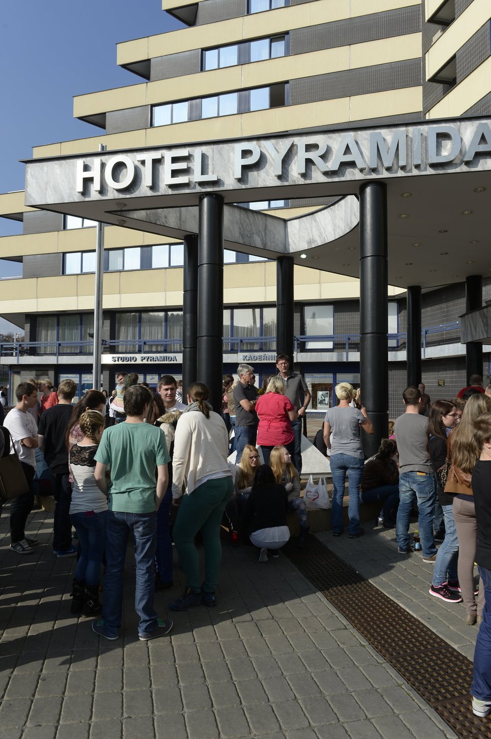 V hotelu před požárem pobývaly tři stovky hostů.