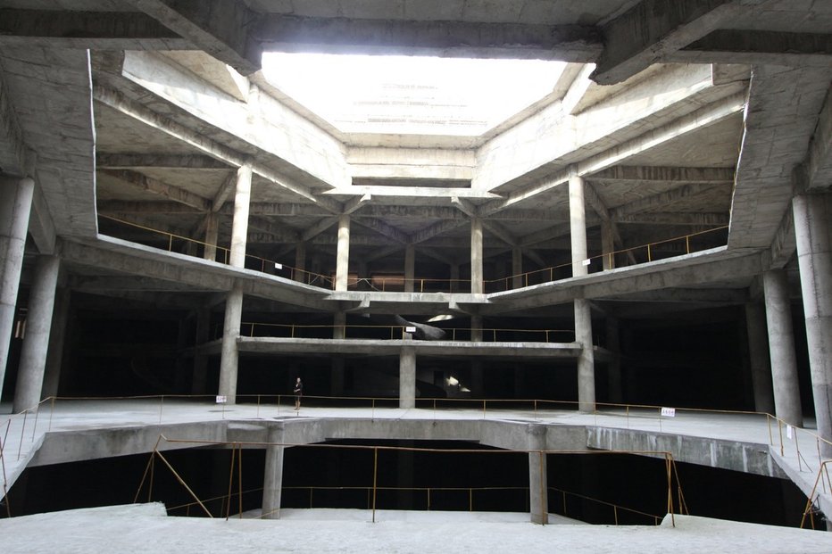 V roce 2012 spatřily světlo světa fotografie, které zachytily místa uvnitř prázdného hotelu Ryugyong