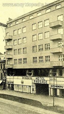 Průčelí jednoho z nejmodernějšíh evropských hotelů své doby krátce po otevření v 30. letech 20. století.