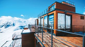 Quadrum: Luxusní hotel z přepravních kontajnerů najdete v kavkazských horách