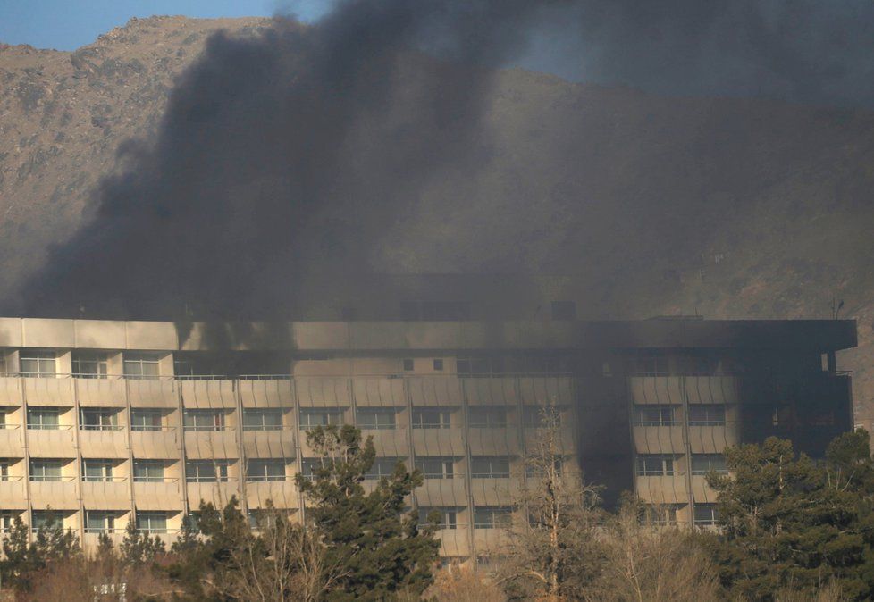 Při útoku ozbrojenců na hotel Intercontinental v Kábulu zemřelo 22 civilistů.