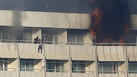 Při útoku na hotel v Kábulu zemřelo pět civilistů, včetně cizince.