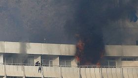 Při útoku na hotel v Kábulu zemřelo pět civilistů, včetně cizince.