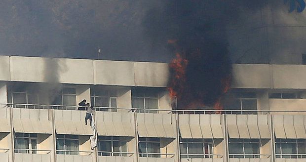Na hotel Intercontinental zaútočili ozbrojenci. Zemřelo 18 civilistů