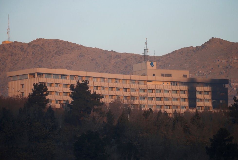 Při útoku ozbrojenců na hotel Intercontinental v Kábulu zemřelo 22 civilistů.