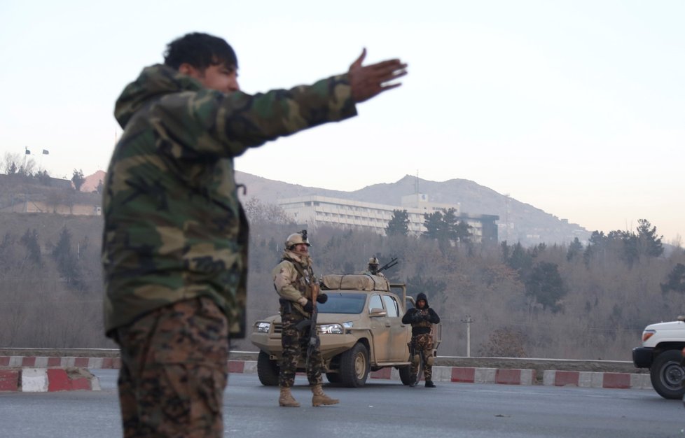 Při útoku ozbrojenců na hotel Intercontinental v Kábulu zemřelo 22 civilistů.