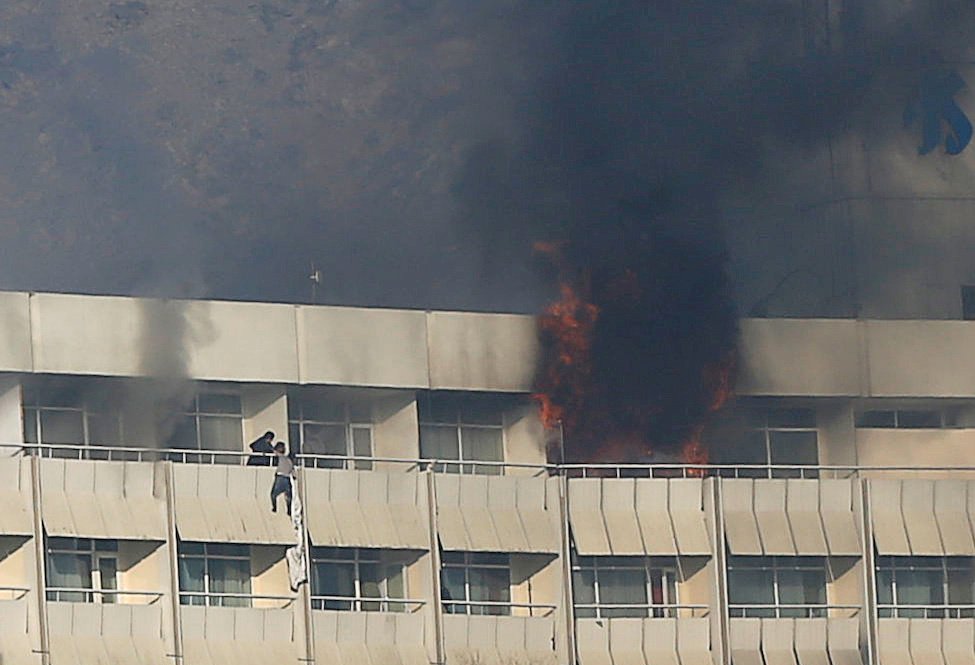 Při útoku ozbrojenců na hotel Intercontinental v Kábulu zemřelo 22 civilistů.