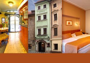 Nejužší hotel v Praze měří 3,28 metru. Turisté si budovu sami přeměřují, aby se o její šířce přesvědčili.
