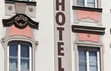 Bydlel zadarmo, a navíc kradl: Zatkli fantoma hotelů!