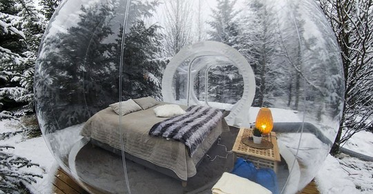 Islandská rarita. Hotelový pokoj uprostřed zasněženého lesa, v němž můžete pozorovat polární záři  