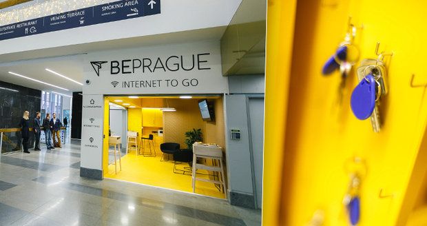 Unikátní projekt na letišti v Praze: Ve stánku tam cizincům vydávají klíče od bytů ke krátkodobým pronájmům