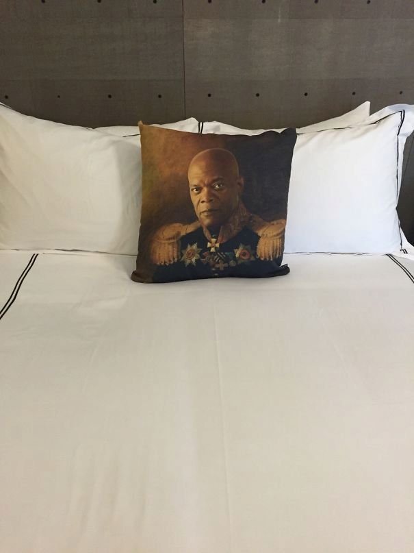 Nejhorší věci, na které můžete narazit v hotelech: Tenhle polštář na vás v noci dohlédne.