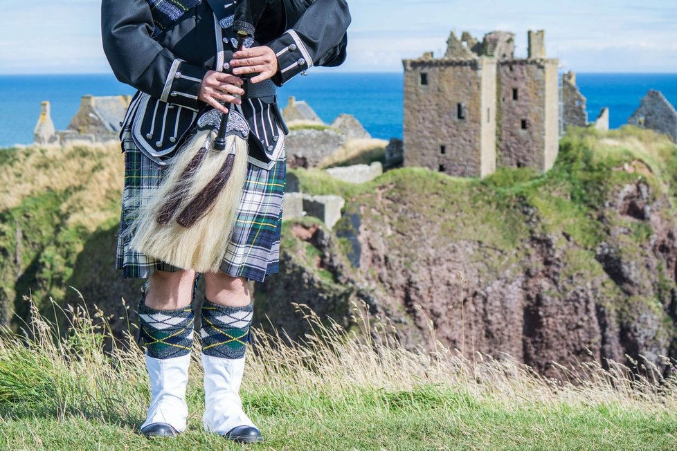 Skotský hotel Balmoral nabízí hostům možnost vyhledat podle jejich rodu příslušný tartan a podniky jim pak ušijí kilt v rodinných barvách.