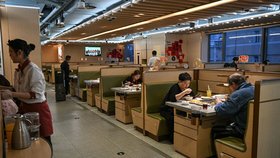 Restaurace, kde teenageři močili do vývaru.