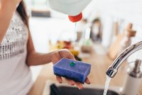 Kuchyňské houbičky jsou plné nebezpečných bakterií! Víme, jak se jich jednoduše zbavit