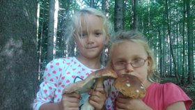 Malé houbařky Adélka (7) a Deniska (5) Pavlíčkovy.