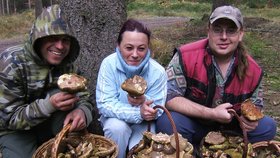 Zleva Honza Macháček, Daniela a Pepa Plaček jsou ojedinělou houbovou úrodou uneseni.