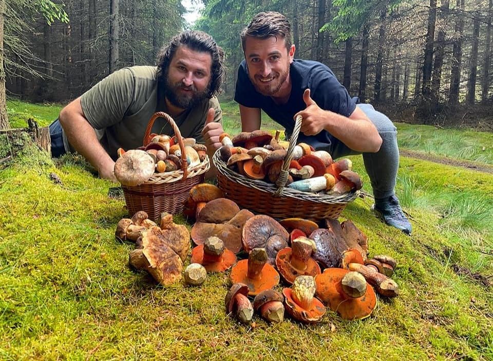 Zkušení houbaři Jiří Dubec a Dominik Mašek vyrazili do lesů na Benešovsku na první letošní křemenáče a kováře.