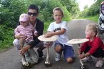 Obří bedle, které našla rodina Lázničkových, by dětem mohly posloužit i jako slunečníky.