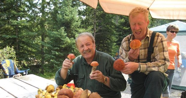 Jakub Huber (vlevo) se s přáteli vydá na houby hluboko do kanadských hvozdů. A po návratu jen čistí a čistí krásné hřiby a křemenáče