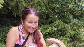 Otužilá houbařka Lucie Vaňková se svým obřím hřibem.