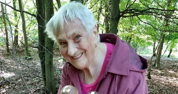 Alena vzala svou maminku Věru Lokšanovou (95) na houby.  Její momentky z lesa dojaly ostatní houbaře.