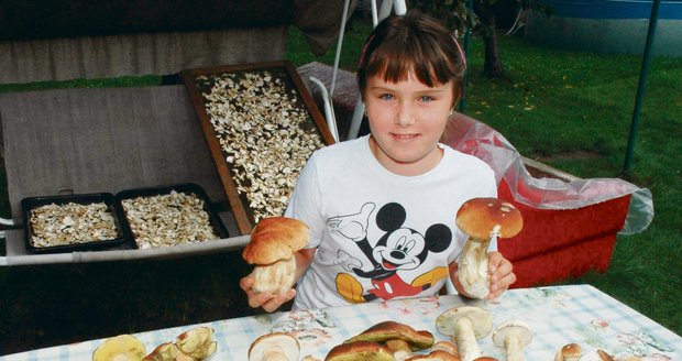 Marie Šubrtová (9) z Plzně šla s reportérem Blesku do lesa, aby prý se sám nebál. Ten za pouhých 45 minut nasbíral hromadu pravých hřibů.