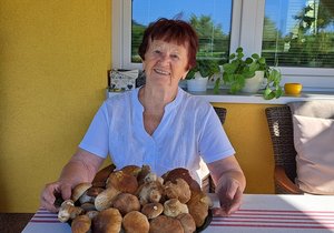 Spokojená  houbařka  Ludmila Němcová. 
