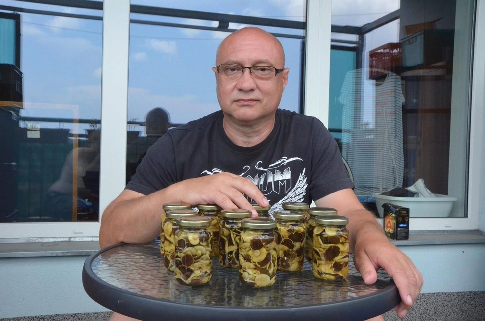 Pavel Ryšlink vyrazil letos poprvé na houby a vrátil se s hromadou babek.