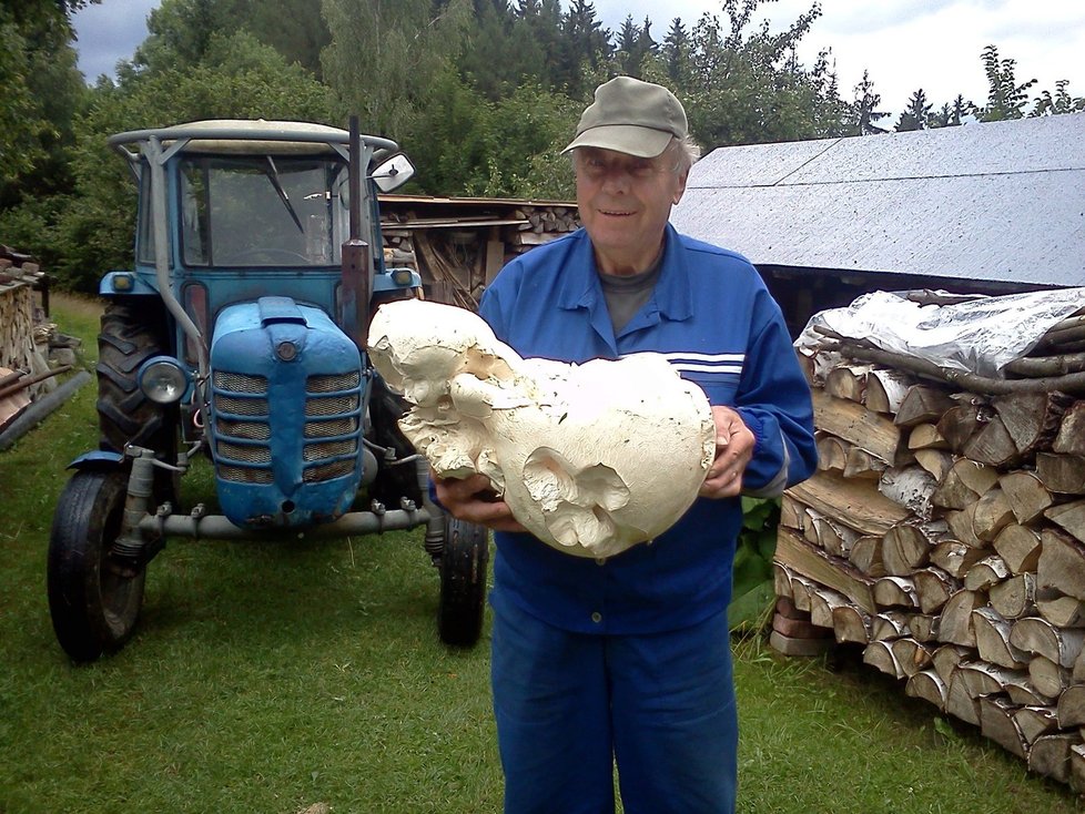 Jaroslav Kochánek s vatovcem, který je podle mykologů, co se velikosti týká, unikátní.