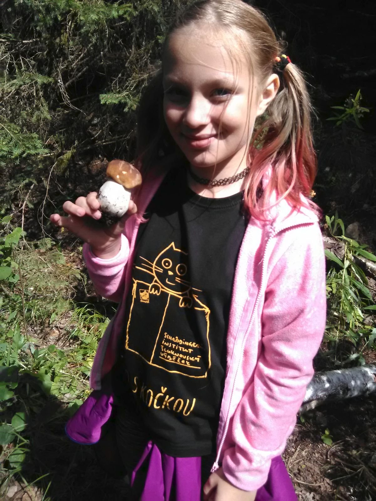 Elizabeh (9) houbařila s babičkou na Šumavě a našla výstavní pravý hřib!