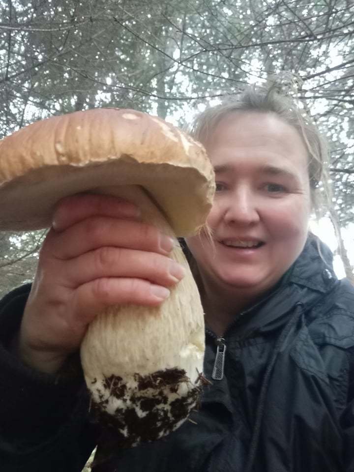 Aneta ze severních Čech se šla do lesa rozloučit s houbařskou sezónou. A tenhle parádní kus našla.