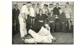 František  Smotlacha  sleduje zápasníky  bojového umění  jiu-jitsu.