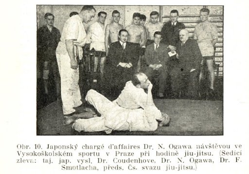 František  Smotlacha  sleduje zápasníky  bojového umění  jiu-jitsu.
