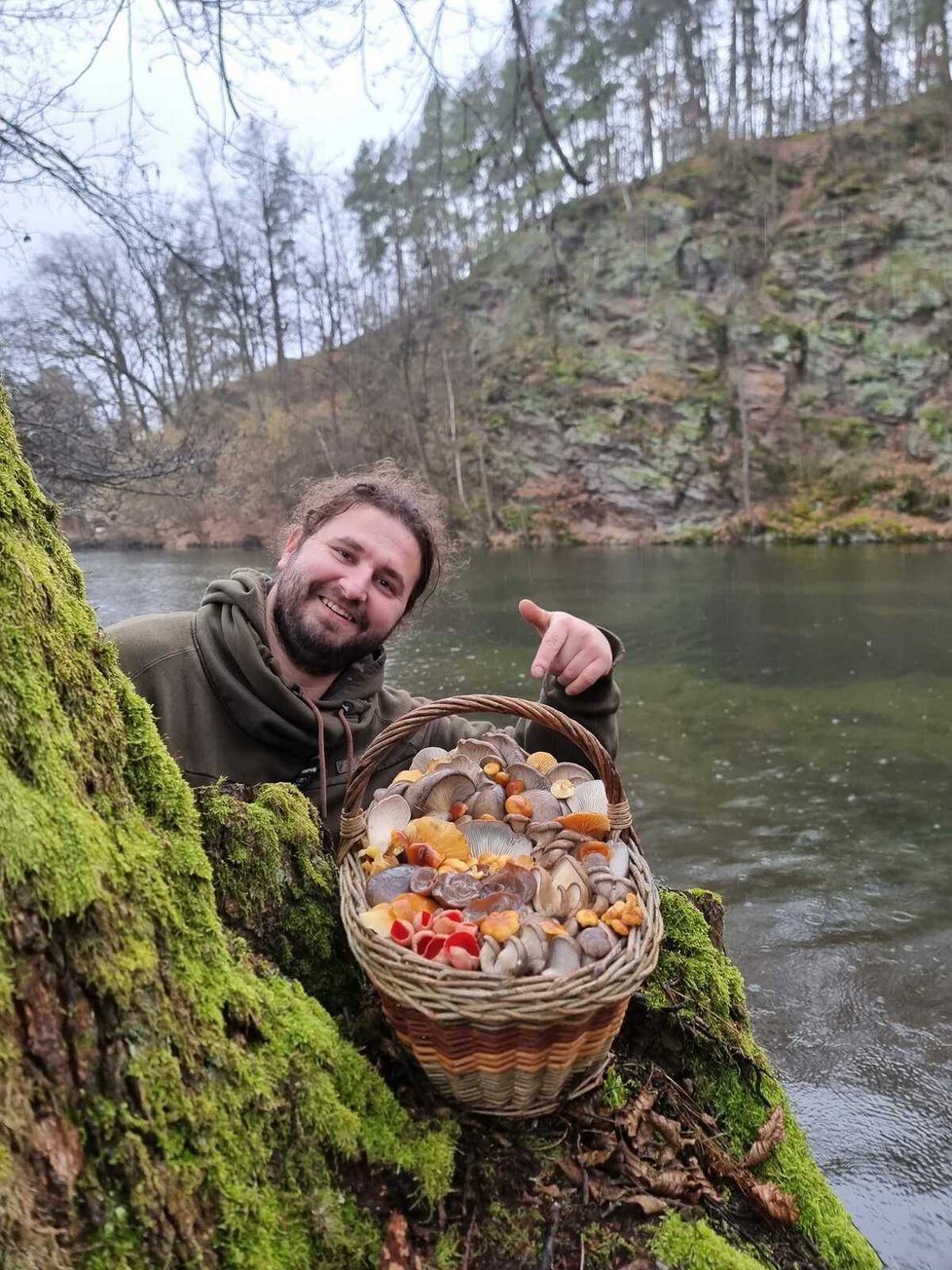 Jiří Dubec s úlovkem pózoval na skále u řeky.