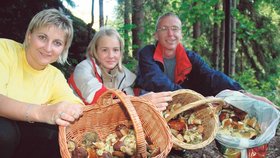 Zleva Eva, Kačka a Pavel Lukešovi ukázali Blesku houby nasbírané během dvou hodin v lesích na Hradsku.