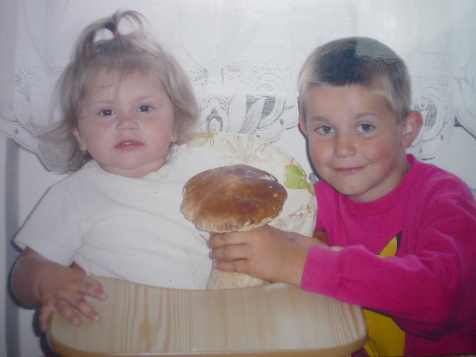 Můj syn Jan Švejda se sestřenicí Elenkou Burianovou s pravým hřibem o velikosti 25 cm a váze 0,5kg