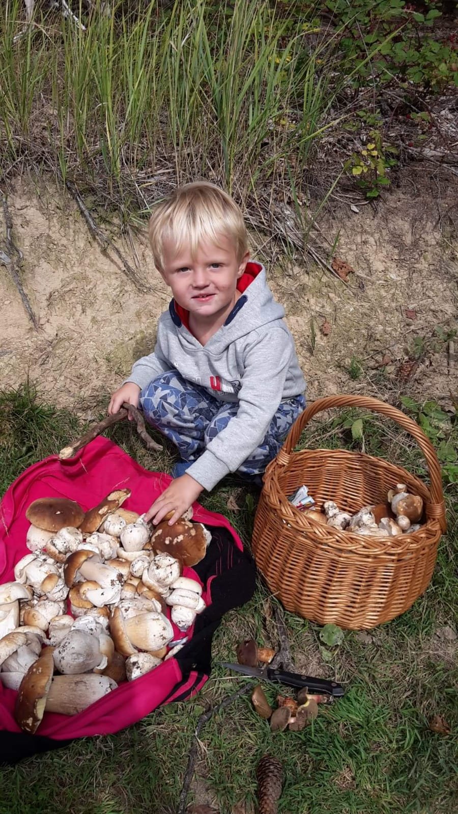 Jan Andrýsek (3) s čerstvou nadílkou