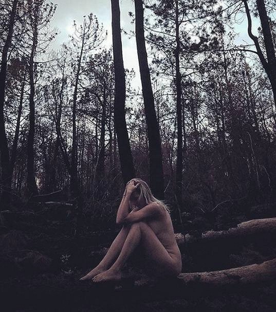 Helena ráda medituje nahá v lese.