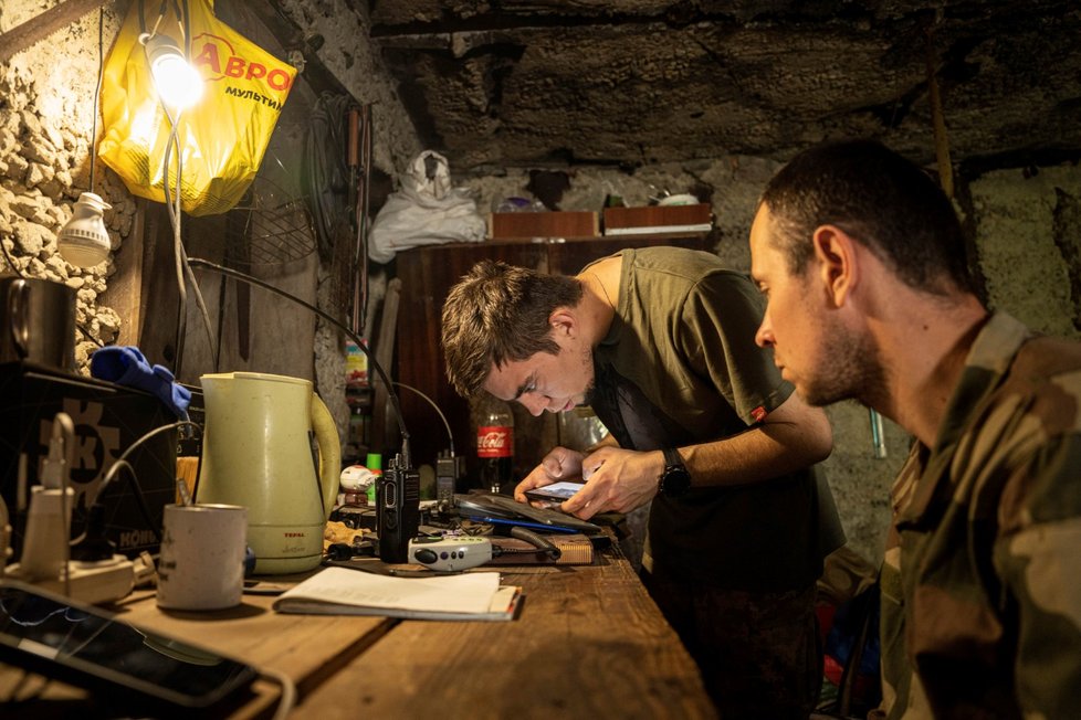 Posádka ukrajinské samohybné houfnice v krytu (27. 7. 2022)